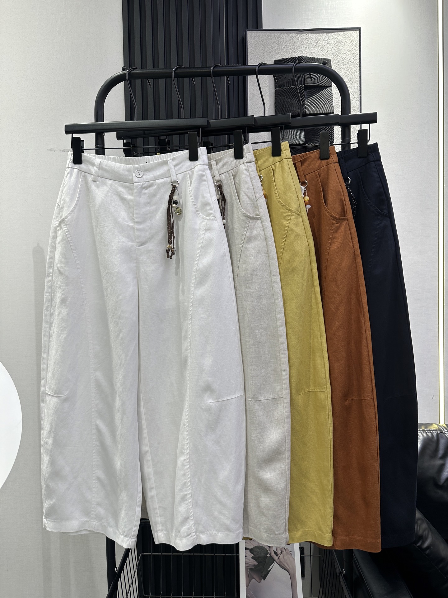 NO:838500,MiuMiu-New Tencel Linen Pin Pendant Scimitar Pants. The elastic waist at the back is more tolerant. It can be easily controlled by thick hips and thighs. The upper body is full of fashion. Five colors smlxl,,miumiu,19860909MiuMiu-新款天丝亚麻别针挂件弯刀裤 后松紧腰包容性更强 胯大腿粗都能轻松驾驭 上身时尚感满满 五色 smlxl,,miumiu,,Women's clothing