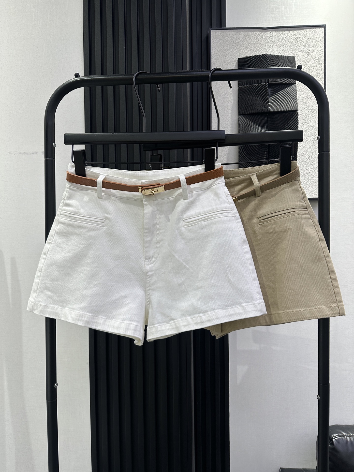 NO:838507,HERMS Hermès - new high-waisted A version belt shorts, which can be controlled by small people. The upper body is exquisite and good-looking, slimming and versatile. Recommended two colors smlxl,,hermes,hermes,shorts,19860909HERMS 爱马仕-新款高腰A版皮带短裤 小个子也能驾驭 上身精致好看 显瘦百搭 推荐 两色 smlxl,,hermes,hermes,shorts,,Women's clothing