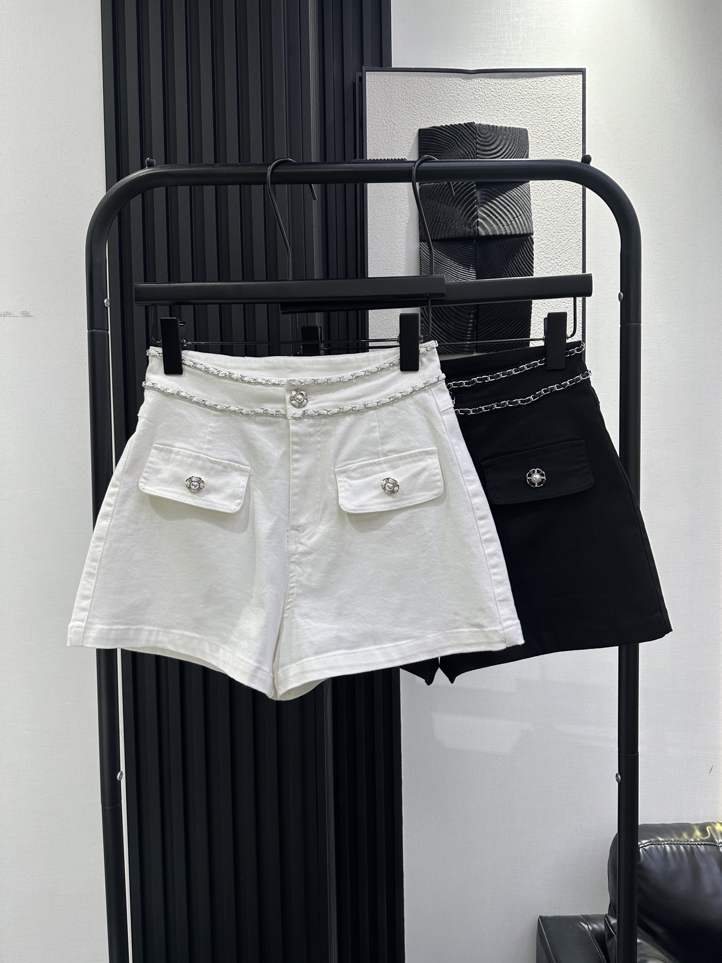 NO:840285,CHANEL Xiaoxiang's new washed denim shorts, niche design double pocket chain, stiff denim fabric with a muscular feel, not soft or clinging to the legs, easily optimizes the waist-to-hip ratio, creating a summer street hot girl style, two colors smlxl,,chanel,shorts,19860909CHANEL 小香 新款水洗牛仔短裤 小众设计双口袋链条 硬挺牛仔面料自带筋骨感,不软塌不贴腿,轻松优化腰臀比例,打造夏日街头辣妹风 两色 smlxl,,chanel,shorts,,Women's clothing