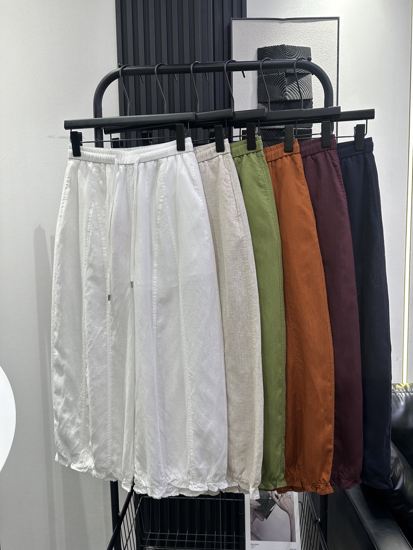 NO:840966,MiuMiu-New Tencel linen trousers with lace hems and nine-point bud trousers. The fabric is light and breathable. Good texture. Slightly loose fit. The upper body is fashionable and does not pick up the leg shape. Six colors smlxl,,miumiu,19860909MiuMiu-新款天丝亚麻裤脚花边九分花苞裤 面料轻薄透气 质感好 微宽松版型 上身洋气不挑腿型 六色 smlxl,,miumiu,,Women's clothing
