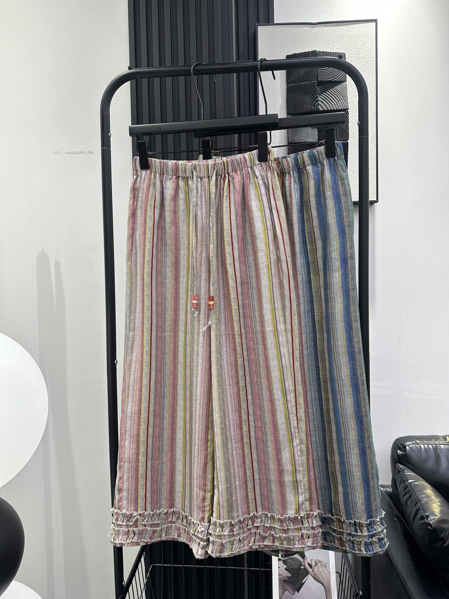 NO:840961,miumiu - New style old money style printed striped linen cropped pants. The hem has a fungus edge design. The elastic waistband is more tolerant. The upper body is super nice. It is easy to wear with a high-end feel. Close your eyes and enter. Two colors. smlxl,,miumiu,19860909miumiu-新款老钱风印花条纹亚麻九分裤 下摆木耳边设计 松紧腰包容性更强 版型上身超好看 轻轻松松穿出高级感 闭眼入 两色 smlxl,,miumiu,,Women's clothing
