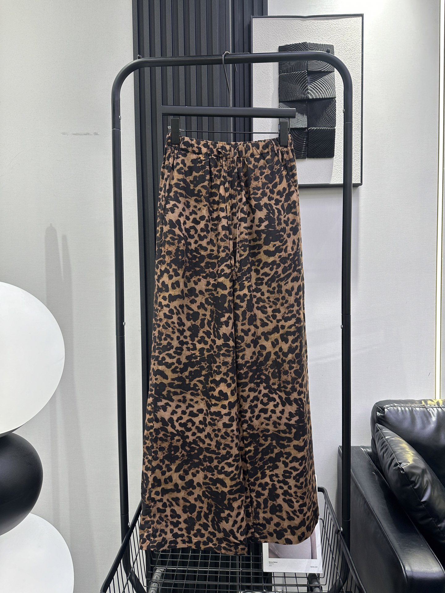 NO:840955,SAINT LAURENT *Saint Laurent's fashion king fried leopard print wide-leg pants, Tencel linen fabric, with its own drape, western and big-brand style, matched with a simple top, easy for little women to handle, monochrome smlxl,,saint laurent,saint laurent,19860909SAINT LAURENT *圣罗兰 时尚王炸豹纹印花阔腿裤 天丝亚麻面料 自带垂感洋气大牌范儿 搭配简单小上衣 轻松小女人拿捏 单色 smlxl,,saint laurent,saint laurent,,Women's clothing