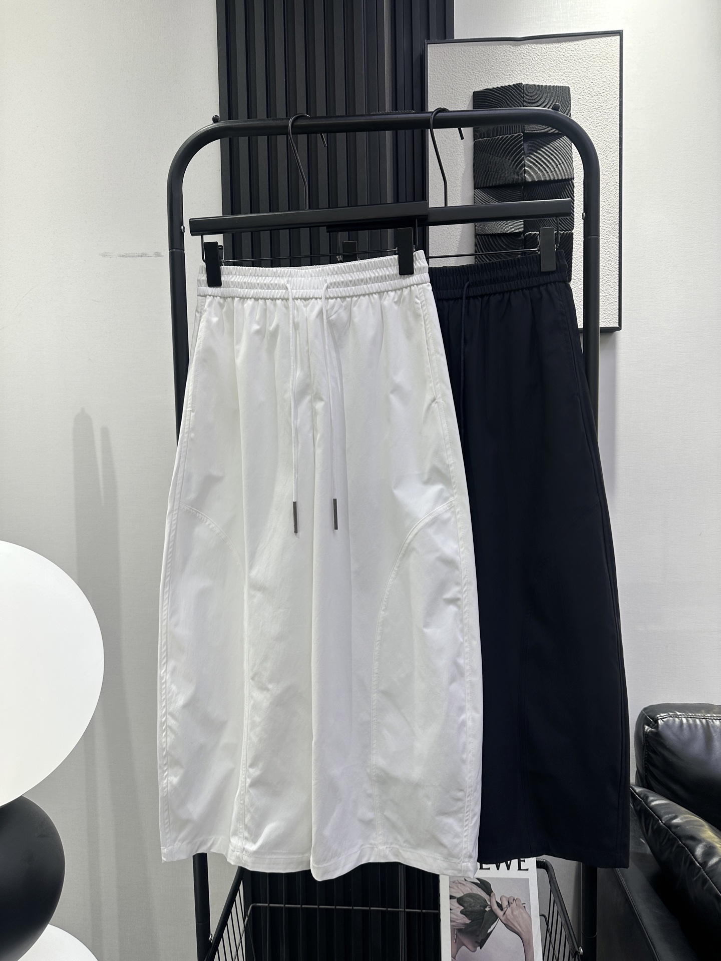 NO:841734,MM6-New style clean nine-point casual pants with metal head straps. The fabric is comfortable and breathable. It has a waterproof function. The upper body looks slim and good-looking. Two colors smlxl, masion margiela,19860909MM6-新款 金属头绑带净版九分休闲裤 面料舒适透气 带点防水功能 上身显瘦好看 两色 smlxl,,masion margiela,,Women's clothing