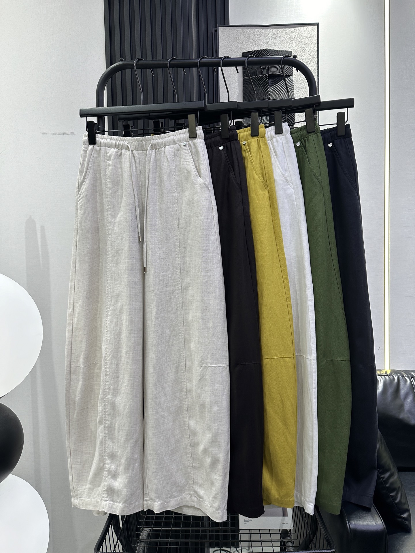 NO:842517,YSL Saint Laurent's new clean version of Tencel linen casual scimitar pants. The upper body is fashionable. Minimalism. Big brand style. Full of high-end. Six colors. smlxl,,saint laurent,saint laurent,19860909YSL圣罗兰 新款净版天丝亚麻休闲弯刀裤 版型上身洋气 极简主义 大牌范儿 高级感十足 六色 smlxl,,saint laurent,saint laurent,,Women's clothing