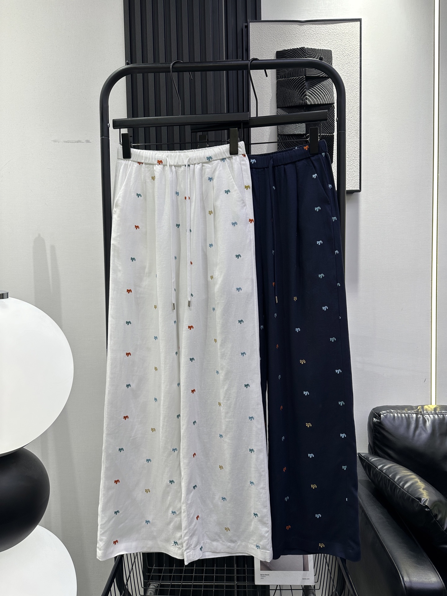NO:843376,CELINE · Celine's new Trojan horse embroidered straight pants. Elastic waist design. Tencel linen fabric. Light and breathable. The waist and wide legs are no longer thick. It can be easily controlled by any leg shape. It is easy to wear and match and is very easy to take care of. Two colors smlxl,,celine,celine,19860909CELINE ·赛琳 新款木马刺绣直筒裤 松紧腰设计 天丝亚麻面料 轻薄透气 上身胯宽腿粗统统不见啦 任何腿型都能轻松驾驭 好穿又好搭 且非常好打理 两色 smlxl,,celine,celine,,Women's clothing
