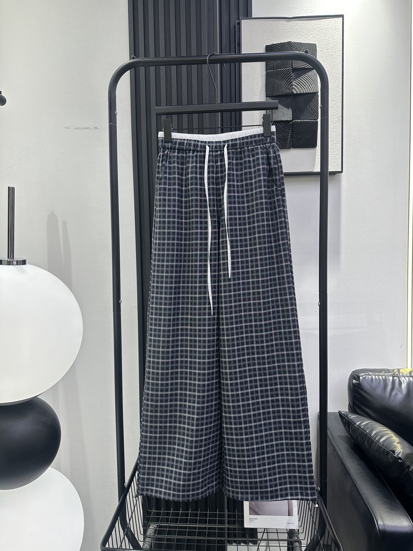 NO:843384,AS-New style contrasting waistband small plaid wide-leg pants. Contrast color waistband design highlights personality. Small plaid pattern adds retro charm. Slightly loose pants are comfortable and slim. Versatile style. Single color smlxl,,19860909AS-新款撞色腰头小格子阔腿裤 撞色腰头设计凸显个性 小格子图案增添复古韵味 微宽松裤型舒适又显瘦 百搭款 单色 smlxl,,,Women's clothing
