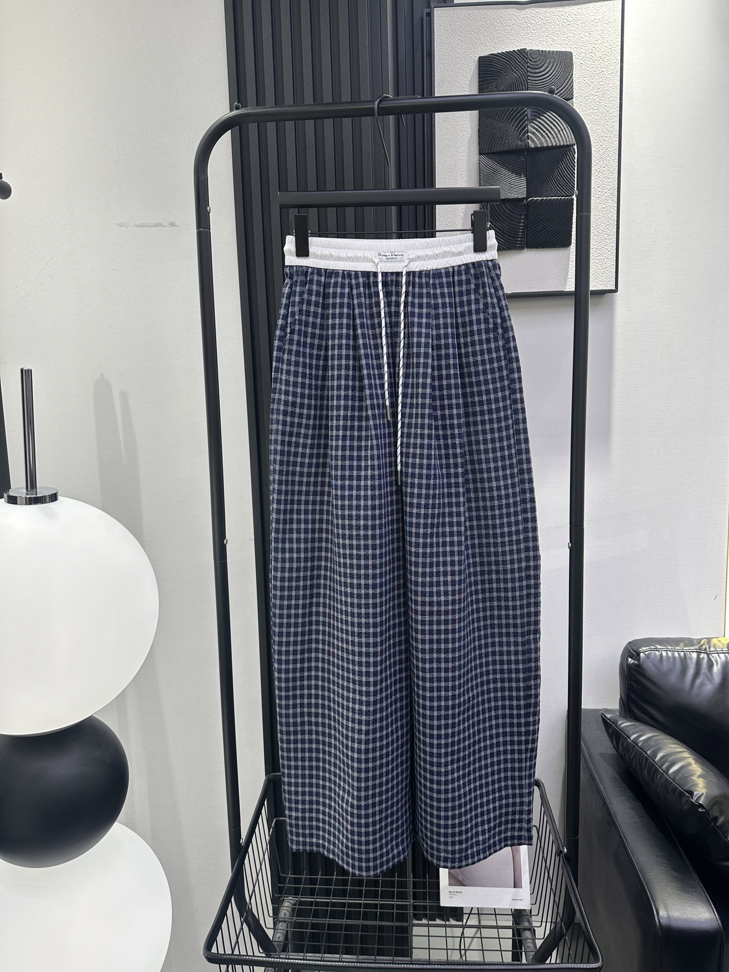 NO:843379,QOY-New simple and relaxed plaid drawstring scimitar pants. Small and medium logo design on the front. Slightly loose fit. Great effect on the upper body. Full of laziness. Monochrome. smlxl,,19860909QOY-新款简约松弛感格子抽绳弯刀裤 前中小标设计 版型微宽松 上身效果特别棒 慵懒感十足 单色 smlxl,,,Women's clothing