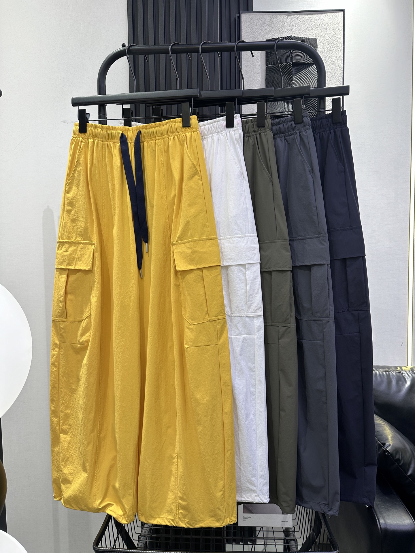 NO:844760,BALENCIAGA Balenciaga's new overalls come with contrasting color straps. The color combination is super nice. Full of summer atmosphere. The trousers can be adjusted for two wears. The fabric is thin, comfortable and breathable. Fashionable and cool, five must-have colors for age reduction. smlxl,,balenciaga,balenciaga,19860909BALENCIAGA 巴黎世家 新款工装裤来咯撞色绑带 颜色搭配超好看 满满得夏季氛围感 裤脚调节两穿 面料薄薄滴 舒适透气 时尚潮酷减龄必备五色 smlxl,,balenciaga,balenciaga,,Women's clothing