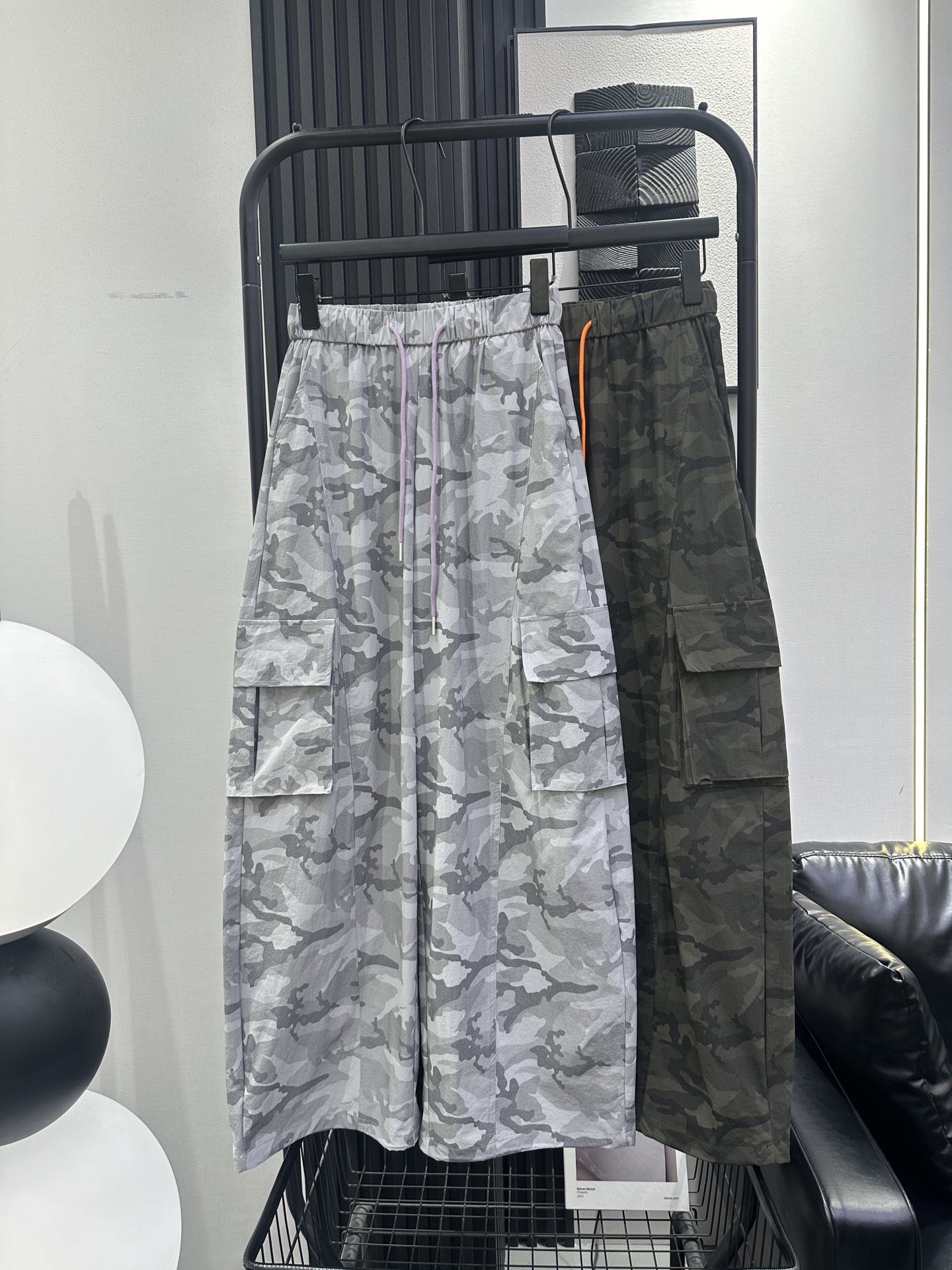 NO:888734,BALENCIAGA Balenciaga - New classic camouflage contrasting drawstring casual pants. Elastic waist design is highly tolerant. Casual and versatile, two colors. smlxl 77721,,balenciaga,balenciaga,19860909BALENCIAGA 巴黎世家-新款经典迷彩撞色抽绳休闲裤 松紧腰设计包容性强 休闲百搭妥妥滴两色 smlxl 77721,,balenciaga,balenciaga,,Women's clothing
