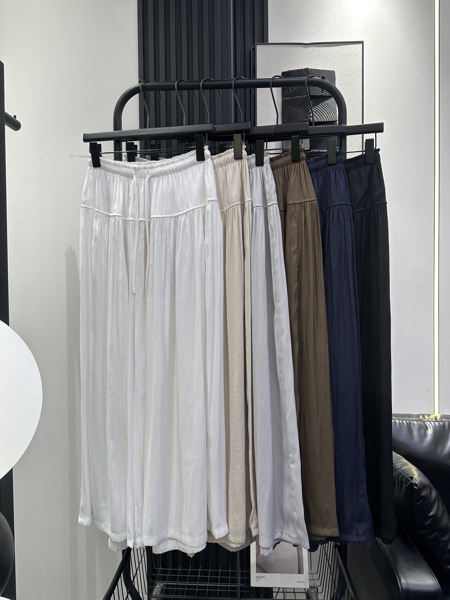 NO:863595,MIUMIU-New lace waist drawstring wide skirt culottes. Ice silk fabric. Smooth and drapey. The flesh-covering effect is great. The fairy-like upper body looks good no matter how you wear it. Six colors smlxl,,miumiu,skirts,19860909MIUMIU-新款花边腰抽绳大摆裙裤 冰丝面料 顺滑自带垂感 遮肉效果杠杠的 上身仙气飘飘怎么搭都好看 六色 smlxl,,miumiu,skirts,,Women's clothing