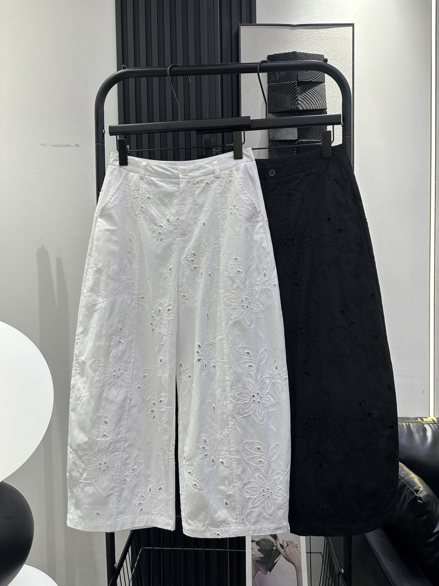 NO:867586,CHANEL Xiaoxiang's new heavy-duty flower embroidered hollow nine-point pants, customized cotton fabric, crisp and stylish upper body, full of high-end feel, comfortable and breathable, recommended two colors smlxl,,chanel,19860909CHANEL 小香 新款重工花朵刺绣镂空九分裤 定制棉布料 上身挺括有型 高级感满满 舒适透气 推荐 两色 smlxl,,chanel,,Women's clothing
