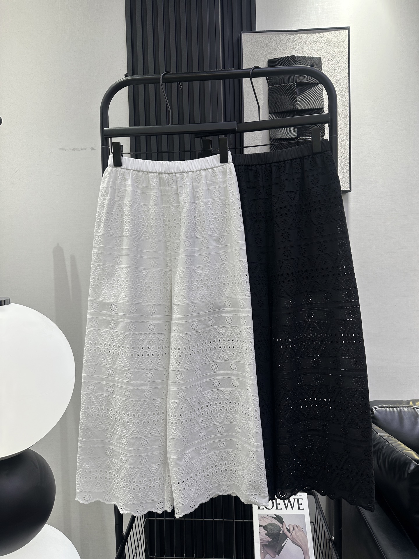 NO:878248,CHANEL Xiaoxiang's new hollow embroidered nine-point pants are popular elements this year. Cotton fabric is breathable and comfortable. The version is slim and looks good on the upper body. Two colors smlxl,,chanel,19860909CHANEL 小香 新款镂空绣花九分裤 今年流行元素 棉布料透气舒适 版型显瘦上身好看 两色 smlxl,,chanel,,Women's clothing