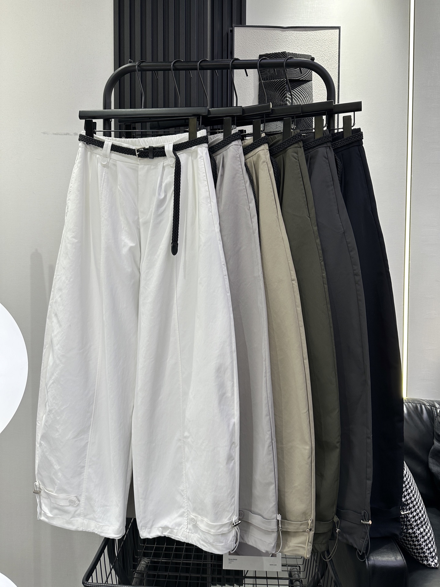 NO:950930,BALENCIAGA Balenciaga - New style Korean style balloon pants with woven belt. Slightly loose fit. The upper body is very beautiful. Full of laziness. Fashionable and stylish. Six colors smlxl,,balenciaga,balenciaga,19860909BALENCIAGA 巴黎世家-新款 编织腰带韩版气球裤 版型微宽松 上身非常好看 慵懒感满满 时尚又洋气 六色 smlxl,,balenciaga,balenciaga,,Women's clothing