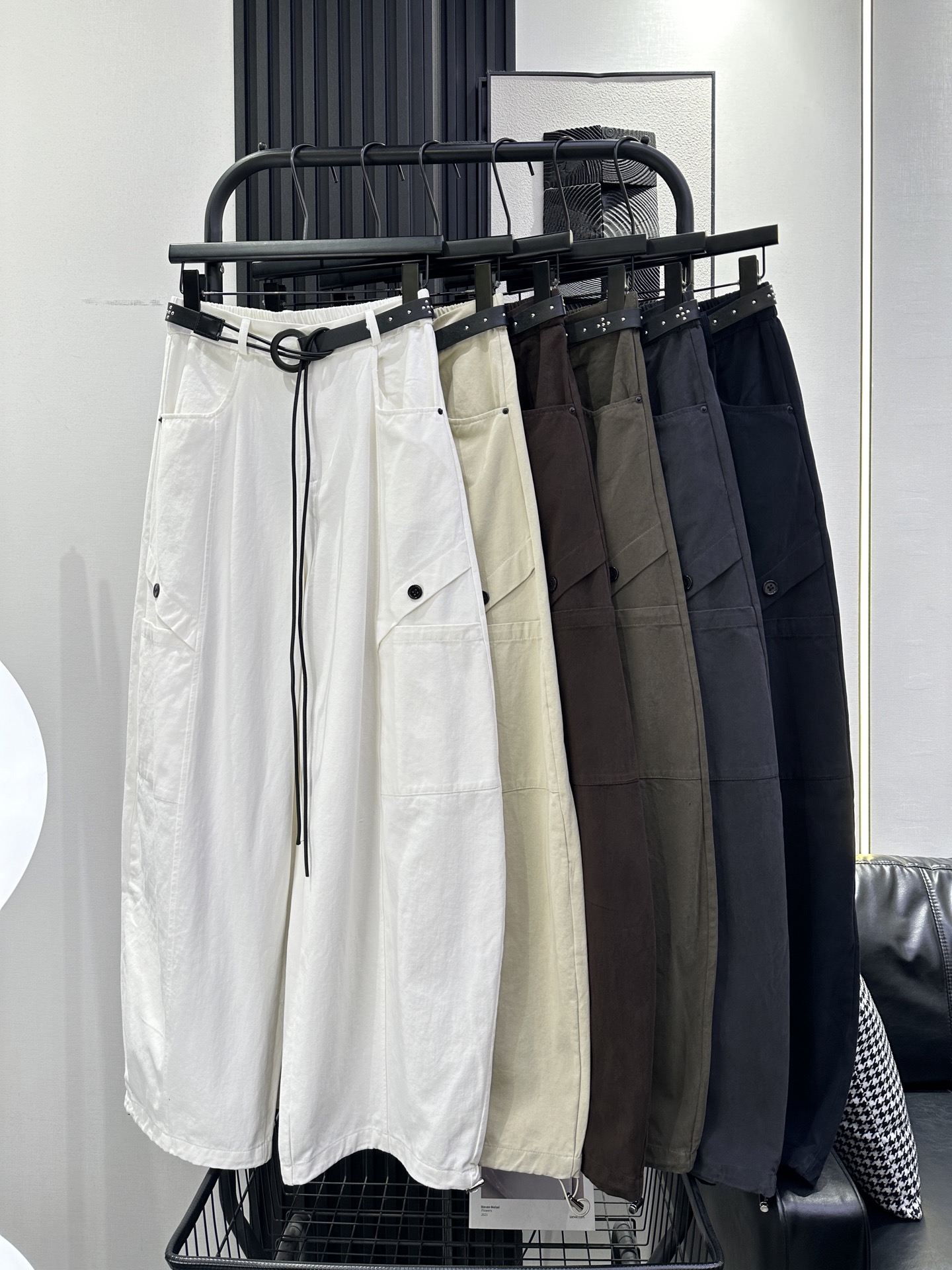 NO:950917,BALENCIAGA Balenciaga's new high-waisted banana pants with belt, large pockets on both sides, adjustable trouser legs for two wears, mid-high waist with short top, fashionable and age-reducing, many colors, six colors smlxl,,balenciaga,balenciaga,19860909BALENCIAGA 巴黎世家 新款高腰皮带香蕉裤 双侧大口袋设计 裤脚可调节两穿 中高腰搭配小短款上衣 绝绝子 时尚减龄 颜色多多 六色 smlxl,,balenciaga,balenciaga,,Women's clothing