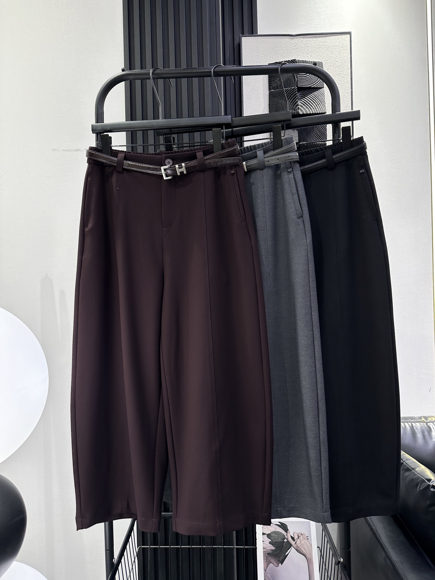 NO:958211,HERMS Hermès - new thin material nine-point pants, slightly loose fit, with customized belt, comfortable fabric, positive fit, fashionable and elegant, three colors smlxl,,hermes,hermes,19860909HERMS 爱马仕-新款薄料九分裤 微微宽松版型 配定制皮带 面料舒适版型正 时尚大方 三色 smlxl,,hermes,hermes,,Women's clothing