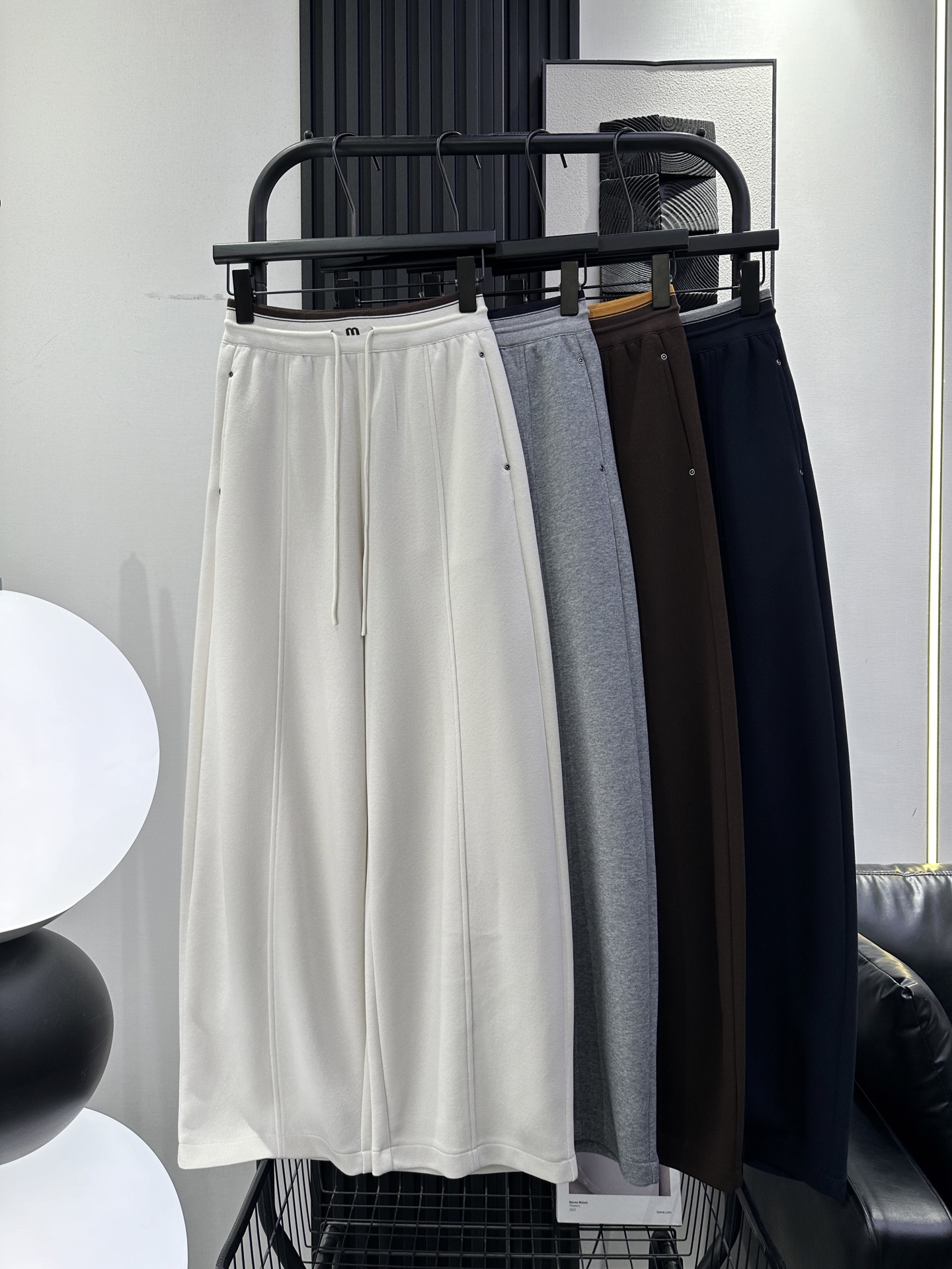 NO:958203,MiuMiu - New style contrasting waist scimitar pants. The fabric is soft and comfortable. The slightly loose fit makes the upper body slimmer. The colors are also good-looking. Full of high-end feel. Four colors smlxl,,miumiu,19860909MiuMiu-新款撞色腰边弯刀裤 面料柔软舒适 微宽松版型 上身显瘦颜色也好看 高级感满满 四色 smlxl,,miumiu,,Women's clothing