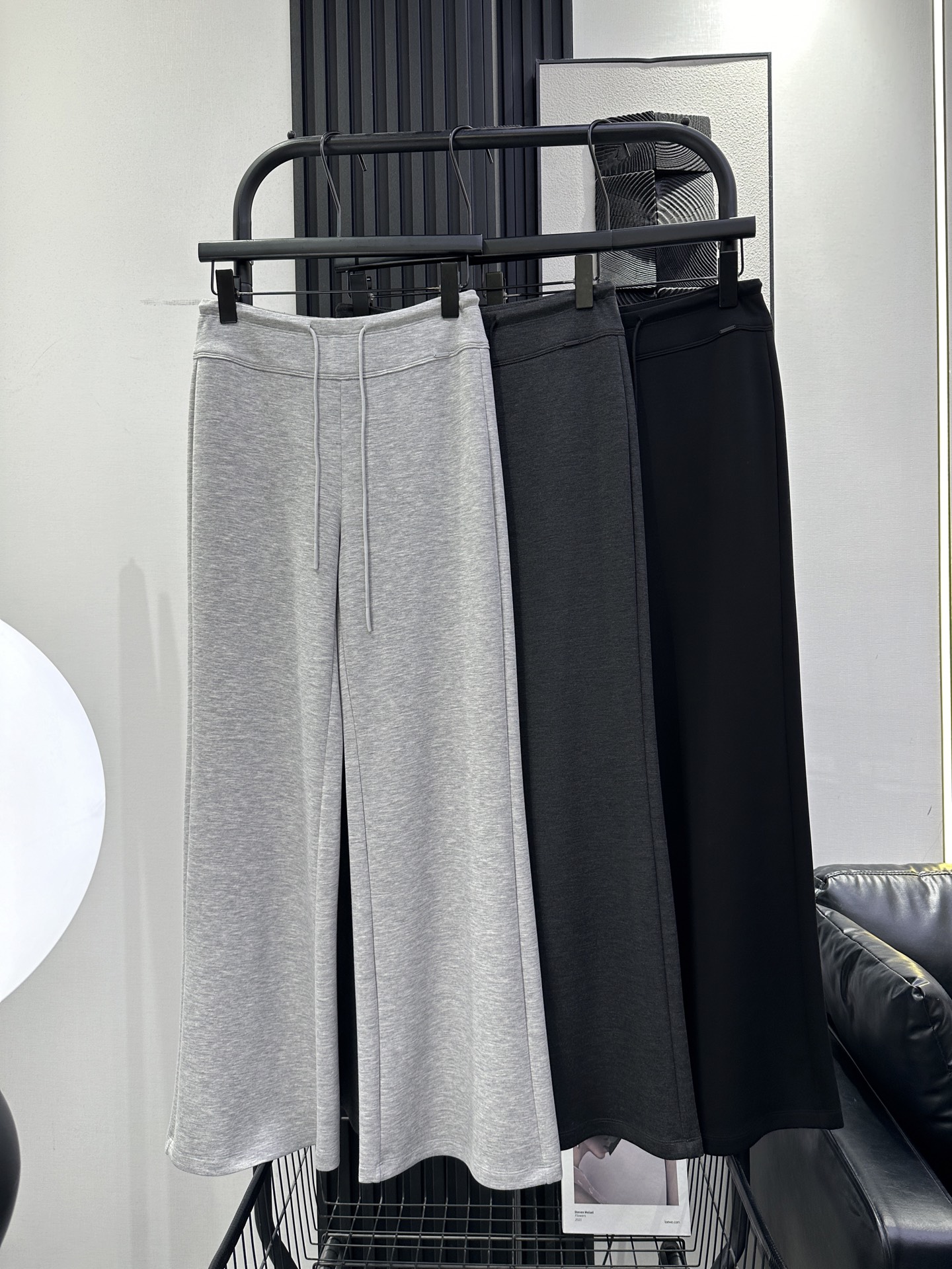 NO:958195,WE11-New metal brand thin leg-flared trousers. High waist design to modify the leg shape. Metal brand embellishment adds personality. Slightly flared trouser legs are elongated. Versatile style. Fabric is super comfortable. Three colors smlxl,,19860909WE11-新款金属牌薄款筒喇裤 高腰设计修饰腿型 金属牌点缀更显个性 微喇裤腿拉长比例 百搭款式 面料超舒服 三色 smlxl,,,Women's clothing