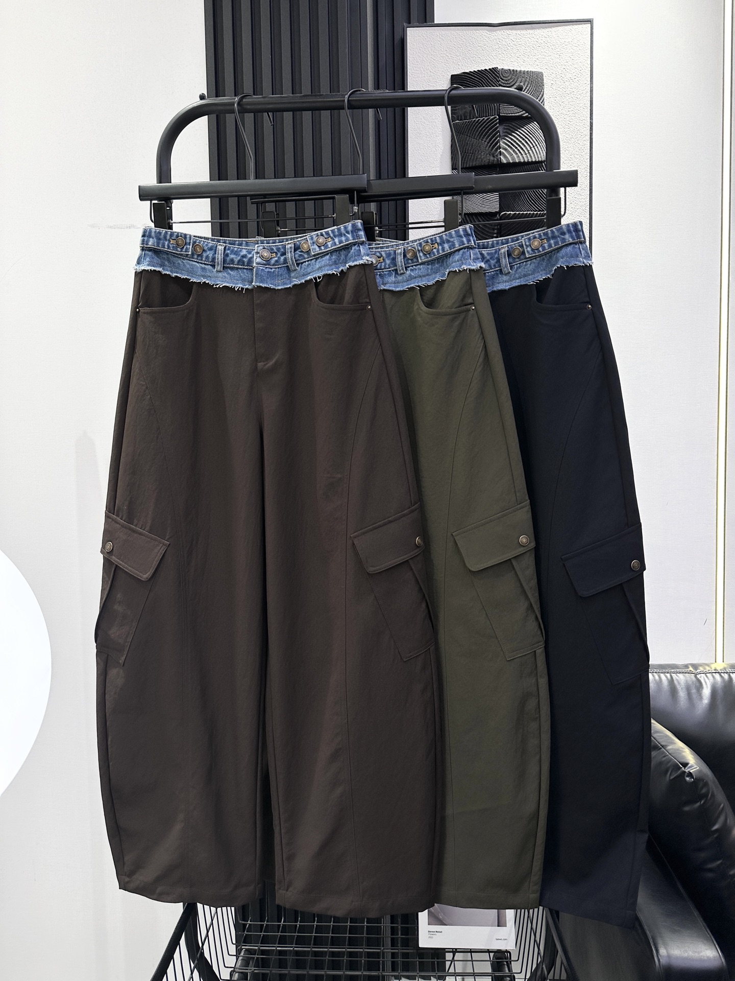 NO:958187,Alexander wang's new early autumn denim spliced ​​double large pocket overalls. Slightly stretchy fabric. The design style is versatile and easy to wear. It is comfortable and has no sense of restraint on the upper body. The color is also very beautiful. Recommended three colors smlxl,,19860909Alexander wang 早秋新款牛仔拼接双大口袋工装裤 微微弹力面料 毫无累赘的设计风格百搭易穿 舒适感强 上身无束缚感 颜色也非常好看推荐 三色 smlxl,,,Women's clothing