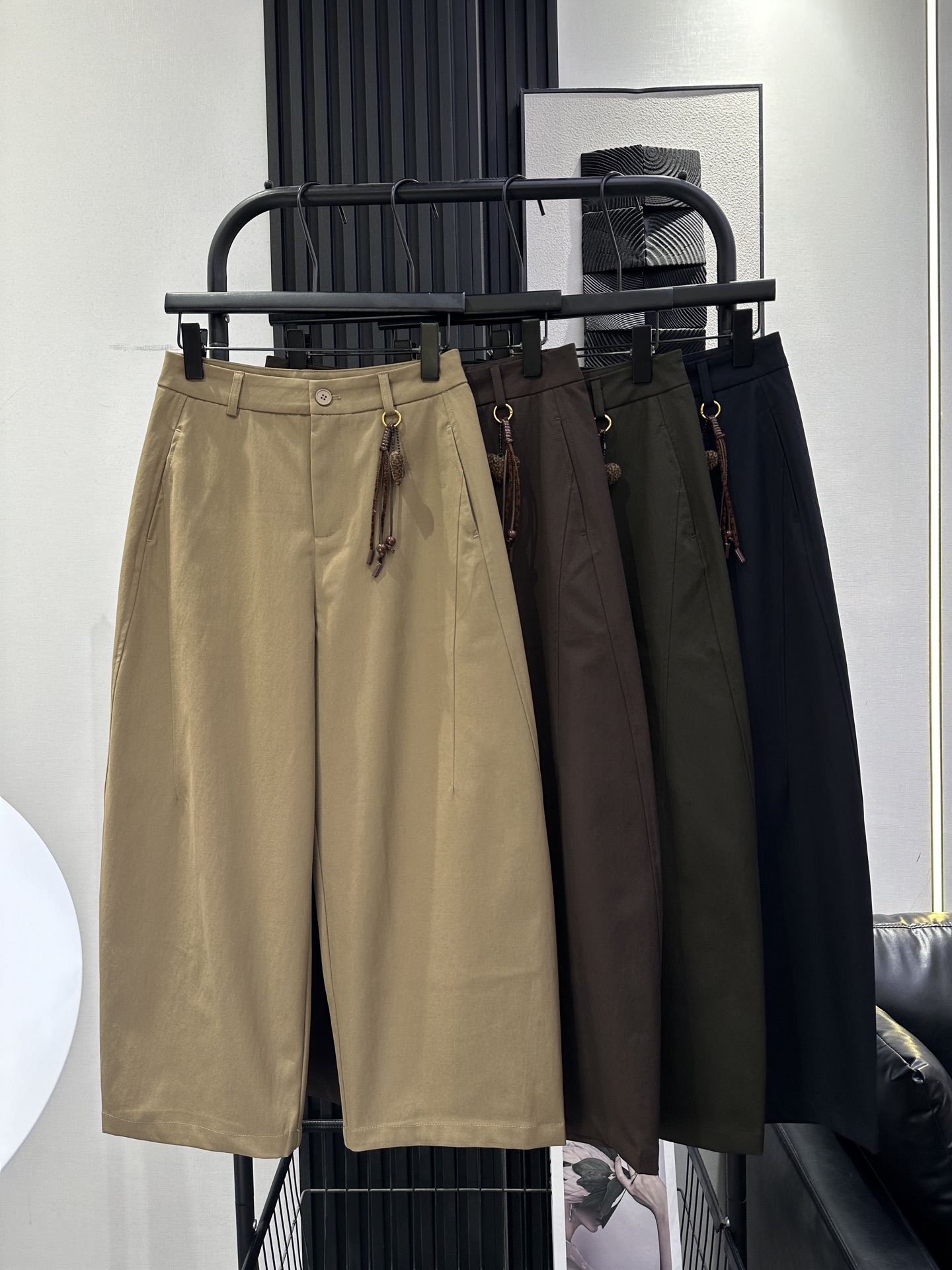 NO:958181,AMI-new style nine-point trousers with love pendant. The wide crotch on the upper body and the thick legs are gone. It can be easily controlled by any leg shape. It is easy to wear and match and is very easy to take care of. Four colors smlxl,,19860909AMI-新款爱心挂件九分裤 上身胯宽腿粗统统不见啦 任何腿型都能轻松驾驭 好穿又好搭 且非常好打理 四色 smlxl,,,Women's clothing