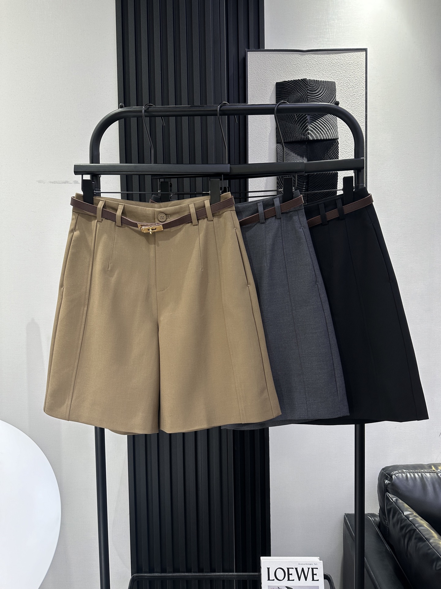 NO:958175,HERMS - Hermès' new three-quarter pants with metal diamond buckle belt. The upper body is fashionable and tolerant. Ultra-high quality, fashionable and versatile. smlxl three colors,,hermes,hermes,19860909HERMS -爱马仕新款五分裤 配金属钻扣皮带 上身洋气包容性强 超高品质时尚百搭 smlxl 三色,,hermes,hermes,,Women's clothing