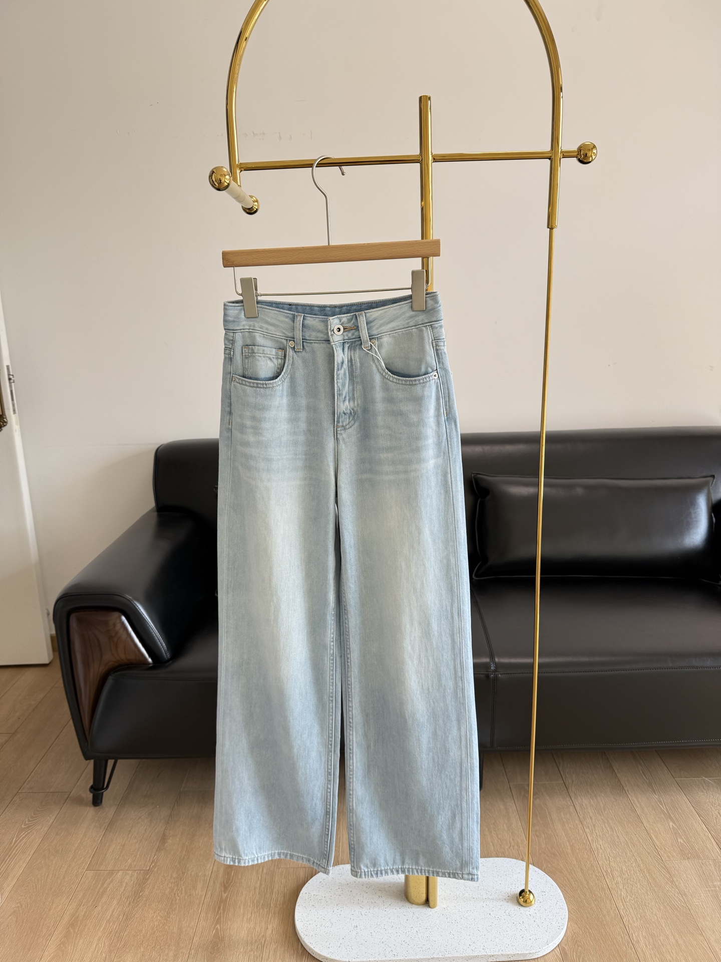 NO:330044,——Brunello Cucinelli Straight-leg regular jeans. Daily commuting is brain-free. It is simple and elegant and beautiful straight-leg jeans!  The straight-tube style really makes your legs look straight!  !  !  Too modified legs!  The imported pure cotton feels delicate and soft to the touch, the fabric is very comfortable and breathable!  The washing process is very well processed and the color is refreshing and clean!  Full of design, the whole street explodes on the road!  It has a tone!  It has its own fashionable feeling!  With its own beauty!  The washing process is very expressive!  Such pants, even if you know the knowledge, you will not be cheap, but will only make them more expensive!  !  25-30, brunello cucinelli, jeans, alexander wang19860909——Brunello Cucinelli 直筒常规款牛仔裤 日常通勤不费脑,简简单单就很气质好看直筒牛仔裤！ 直筒版型真的巨显腿直啊！！！太修饰腿形了！ 进口纯棉摸起来的手感炒鸡细腻软绵,面料非常舒服了,透气性很好！水洗工艺处理得非常到位颜色清爽干净！满满都是设计感,走在路上的炸裂整条街！ 自带腔调感！自带时髦感！自带 美感！水洗工艺很有表现力！ 这样的裤子,识货都懂它不会便宜 的只会加倍显贵！！ 码数25-30,,brunello cucinelli,jeans,alexander wang,Women's clothing