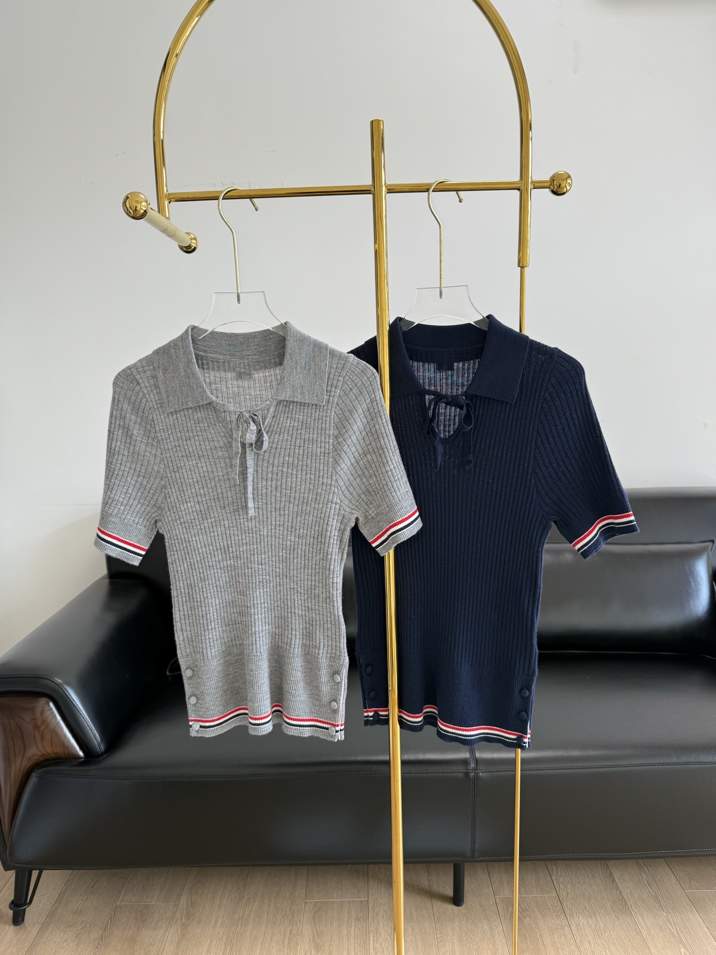 NO:330049,——TB bow tied lapel polo shirt This upper body has a bit of Korean sweet temperament and is easier to wear to show a girlish look. No one can refuse this one. A knitted knit that has a sense of luxury and casualness. It uses wool, which feels smooth and soft, and the skin-friendly upper body is perfect. Because the fabric is very soft, there are a lot of materials needed for the whole dress. The baby who gets it will definitely fall in love with it!  It is a very spiritual fit and neat style, with a low-key and noble high-end atmosphere, suitable for different occasions, and is more suitable for the workplace with a bow skirt, dignified and neat but not ostentatious. Wearing loafers can meet daily matching needs, which is the best fit for spring and summer!  sml gray blue 2 colors, loafers, skirts, alexander wang19860909——TB蝴蝶结系带翻领polo衫 这款上身是有点韩甜的气质 比较容易能穿出少女感 没有人能拒绝这件 高级和休闲感并存的针织哈~ 采用羊毛,手感爽滑软糯,上身亲肤度简直完美因为面料很软,所以整件衣服需要用的材料非常多~拿到手的宝宝一定会爱上的！ 很显精神的合身利落版型 自带低调贵气的高级氛围感 适应不同场合 搭配蝴蝶结半裙更适应职场 端庄利落不张扬 穿上乐福鞋就能满足日常搭配需求, 春夏穿再适合不过啦！ 码数sml 灰色 蓝色2个色,,loafers,skirts,alexander wang,Women's clothing