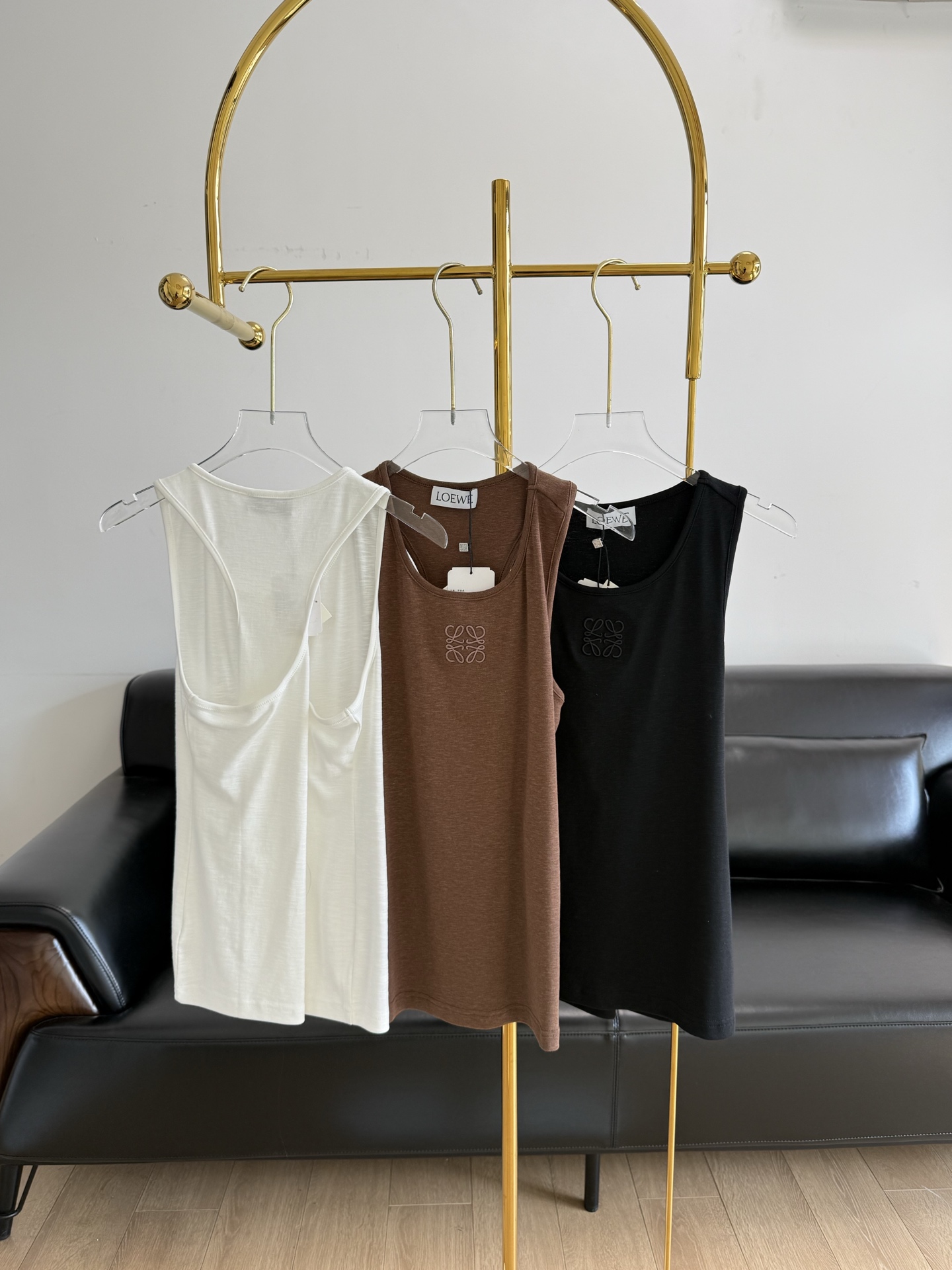 NO:330047,——Loewe Rear Cross-Embroidered Vest, it is absolutely beautiful when worn alone and inside. Simple small suspenders are super suitable for summer!  It is made of cotton fabric, delicate and breathable, has a good feel, and has good elasticity, and has a perfect fit!  It is not transparent and easily concave right-angle shoulders. The surface of the fabric is woven with threads, making it very comfortable to fit!  Positioning embroidery logo is low-key and luxurious. It is both A and cool and high-end product!  The universal and versatile version is super slim!  For vests, it is a must-have item for hot girls in summer. Don’t match them too easily!  It can be worn inside or outside, and can easily control the three seasons of practical wear items!  SML black white brown, loewe, alexander wang19860909——Loewe 后交叉刺绣背心 必入哈单穿内穿都无敌好看 简单的小吊带,夏天超级适合呀！ 采用棉面料亲肤细腻很透气,手感很好 还有良好弹力,贴身体感满分！ 不会透 轻松凹直角肩 面料表面是螺纹织造,贴身很舒服！ 定位刺绣logo低调奢华.又A又飒高级单品！万能百搭版型超显瘦！背心的话就是辣妹夏天必备单品了不要太好搭配了！可内搭可外穿 轻松驾驭三季的实穿单品！ 码数sml 黑色 白色 咖色,,loewe,alexander wang,Women's clothing