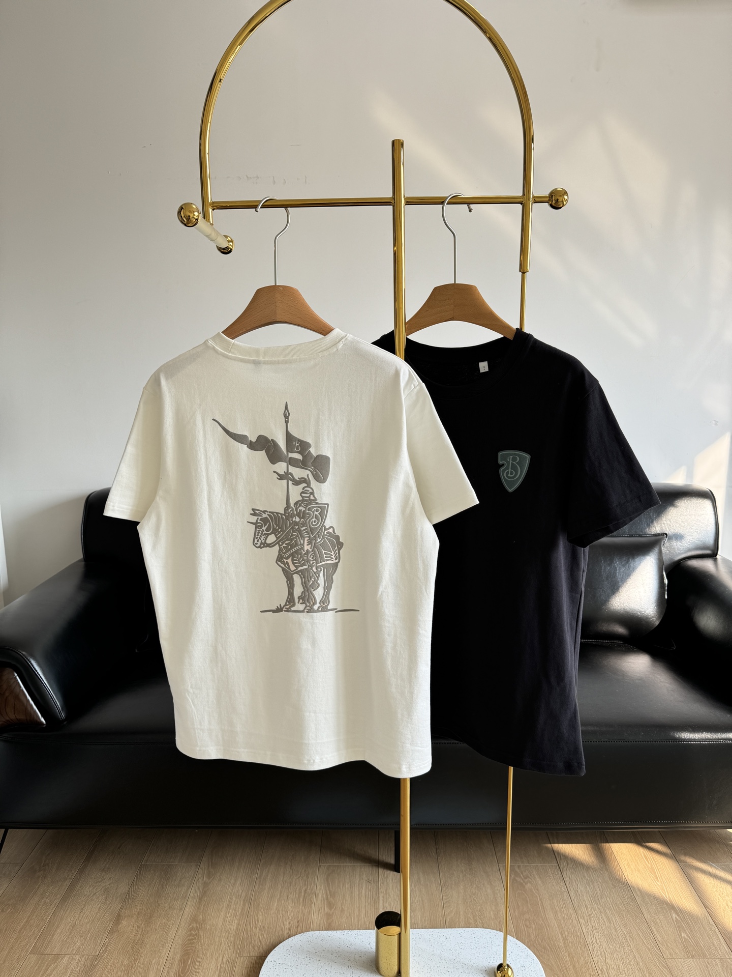 NO:330045,——BURBERRY Shield Knight foam printed short-sleeved style, same style for men and women. This style can be said to be one piece for everyone. It uses excellent cotton fabric with clear texture, soft feel, comfortable to wear, good moisture absorption and strong breathability!  Simple and generous styles are very easy to wear. B's home has this kind of charm and can even easily wear them without any too much decoration!  Perfect style!  Simple, generous and fashionable. It can be matched with couples!  A very classic versatile short-sleeved T-shirt!  Code sml white black 2 colors, burberry, T-shirt,tees, t-shirt,alexander wang19860909——BURBERRY 盾牌骑士发泡印花短袖 男女同款 这种款可以说人手一件的, 采用 优良全棉面料纹理清晰,手感柔软,穿着舒适,吸湿性好,透气性强！ 简单大方的款式非常好穿搭, B家就是有这种样的魅力 甚至不需要什么过多的装饰就能轻松穿出味道！版型完美！简单大方时髦.可搭配情侣款！非常经典的百搭短袖T恤入起来！ 码数sml 白色 黑色2个色,,burberry,T-shirt,tees，t-shirt,alexander wang,Women's clothing