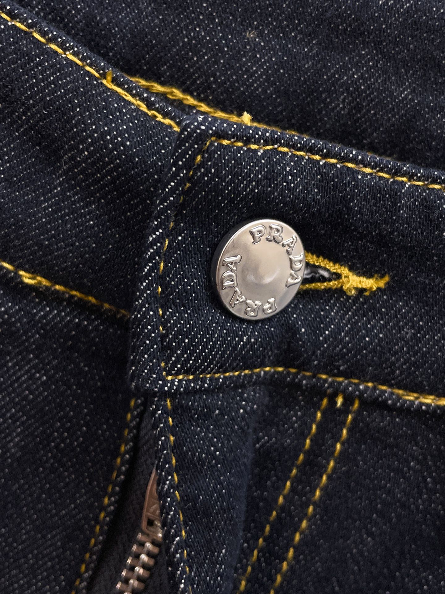 官网专柜同步有售，原单狠货，超级有范儿的一款牛仔裤，定制原版水洗牛仔面料，独特设计，顶级印花工艺字母图案