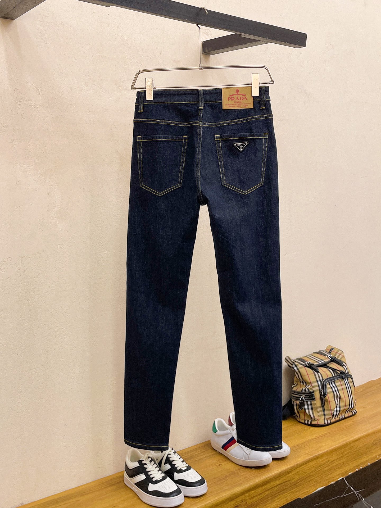 官网专柜同步有售，原单狠货，超级有范儿的一款牛仔裤，定制原版水洗牛仔面料，独特设计，顶级印花工艺字母图案