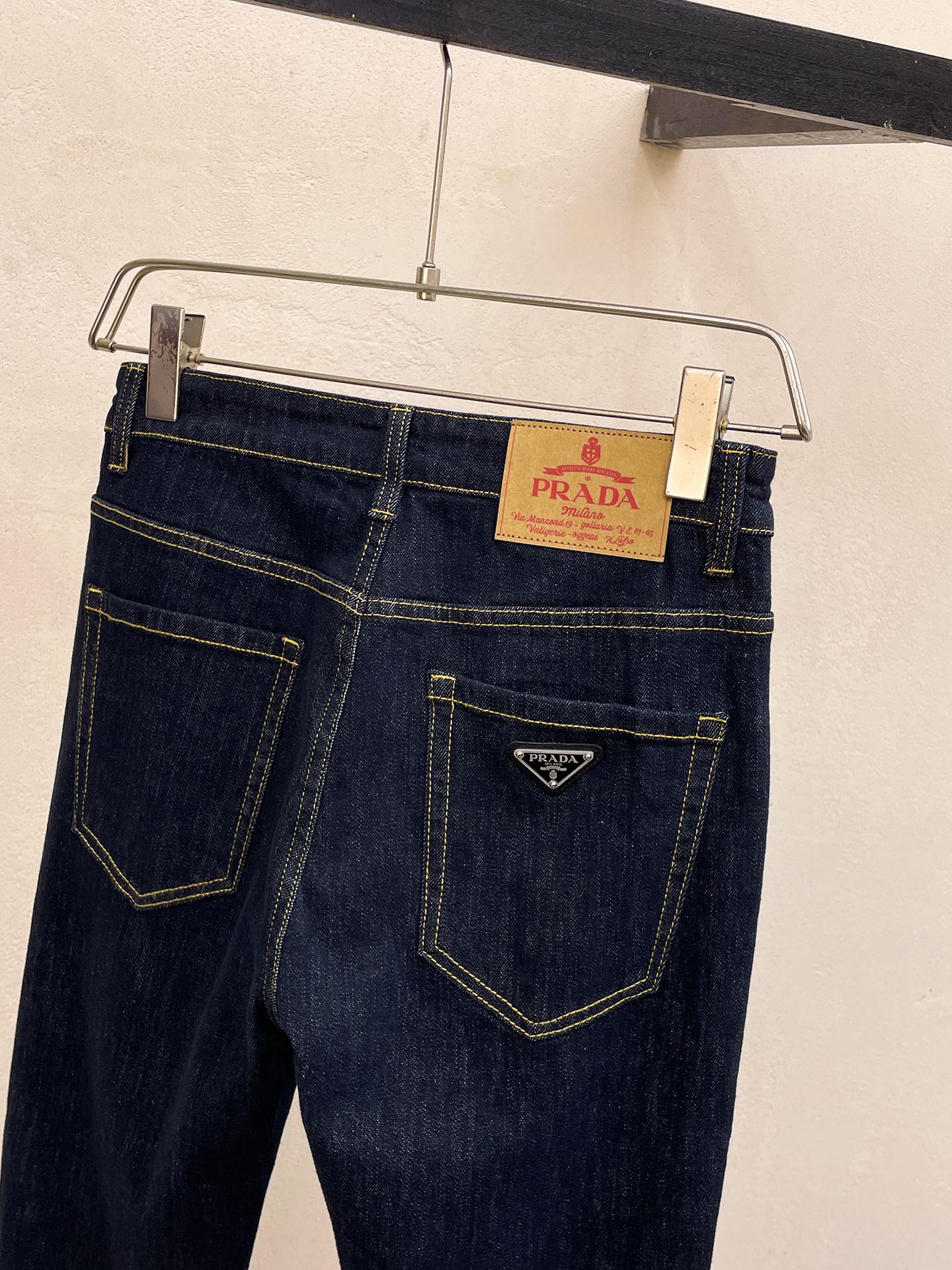 官网专柜同步有售，原单狠货，超级有范儿的一款牛仔裤，定制原版水洗牛仔面料，独特设计，顶级印花工艺字母图案