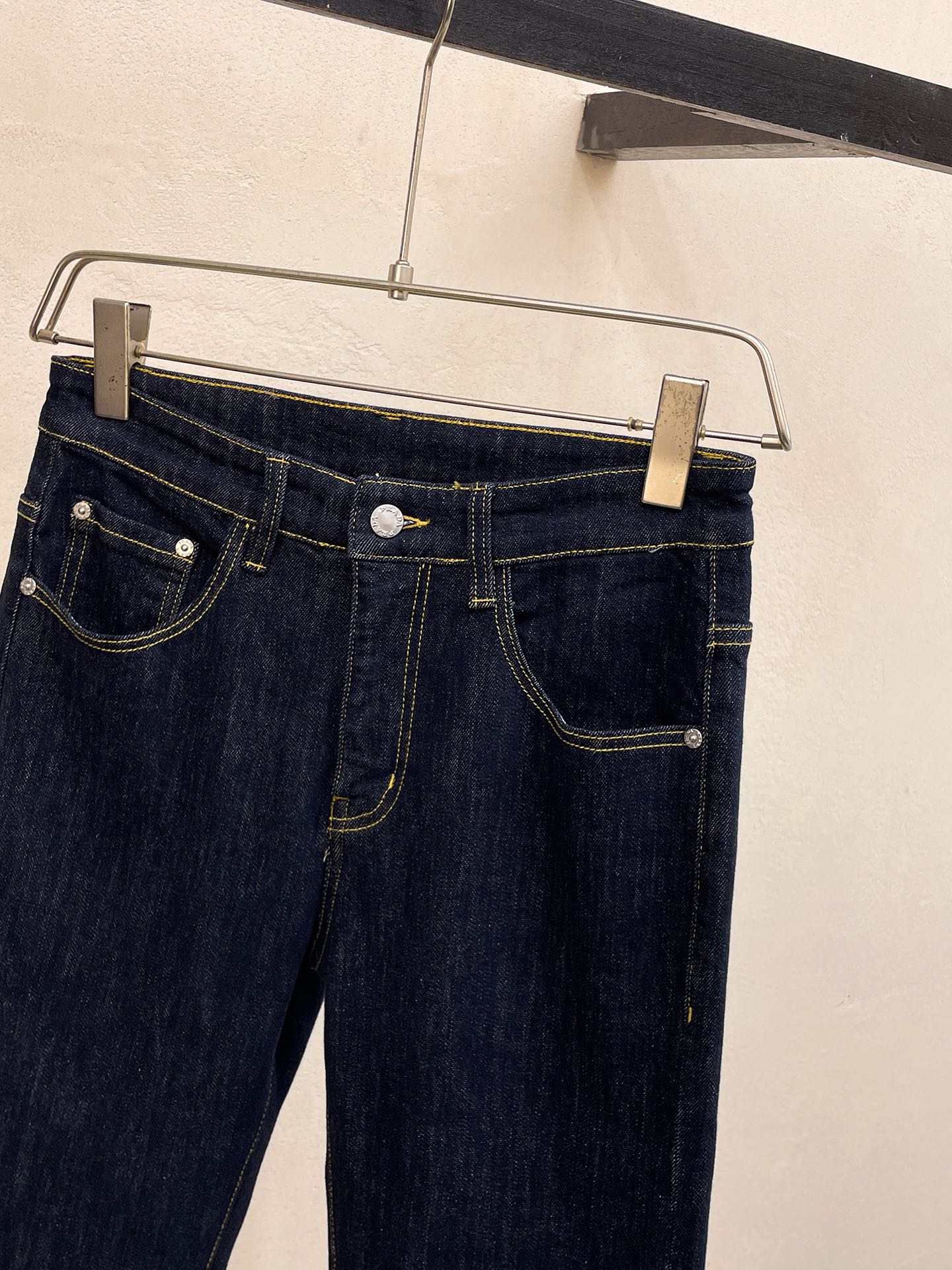 官网专柜同步有售，原单狠货，超级有范儿的一款牛仔裤，定制原版水洗牛仔面料，独特设计，顶级印花工艺字母图案