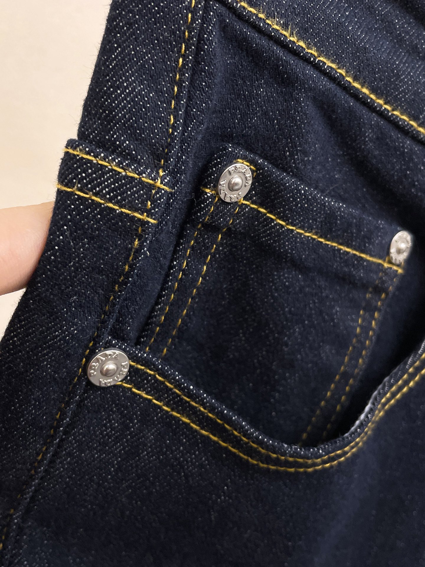 官网专柜同步有售，原单狠货，超级有范儿的一款牛仔裤，定制原版水洗牛仔面料，独特设计，顶级印花工艺字母图案