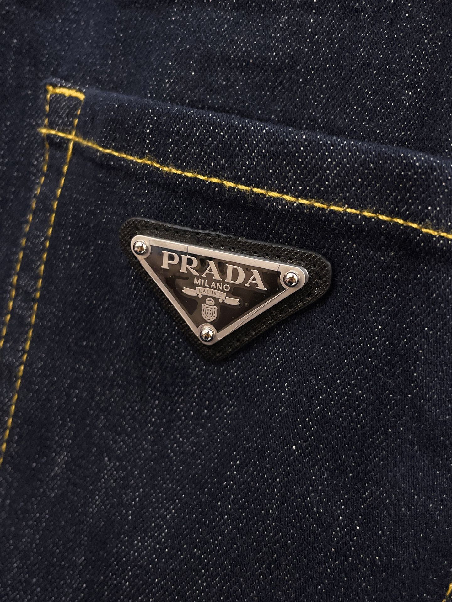 官网专柜同步有售，原单狠货，超级有范儿的一款牛仔裤，定制原版水洗牛仔面料，独特设计，顶级印花工艺字母图案