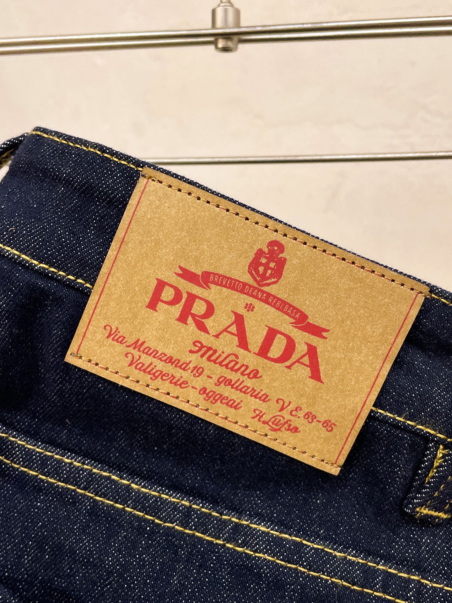 官网专柜同步有售，原单狠货，超级有范儿的一款牛仔裤，定制原版水洗牛仔面料，独特设计，顶级印花工艺字母图案