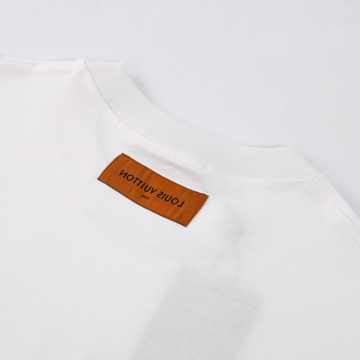 Louis Vuitton/路易威登 26ss 雪山发泡印花短袖-莆田鞋,莆田鞋货源,高仿鞋,高仿鞋货源,安福档口,莆田高仿鞋,莆田鞋批发,高仿鞋批发,莆田高仿运动鞋,高仿运动鞋,莆田运动鞋 Louis Vuitton/路易威登 26ss 雪山发泡印花短袖