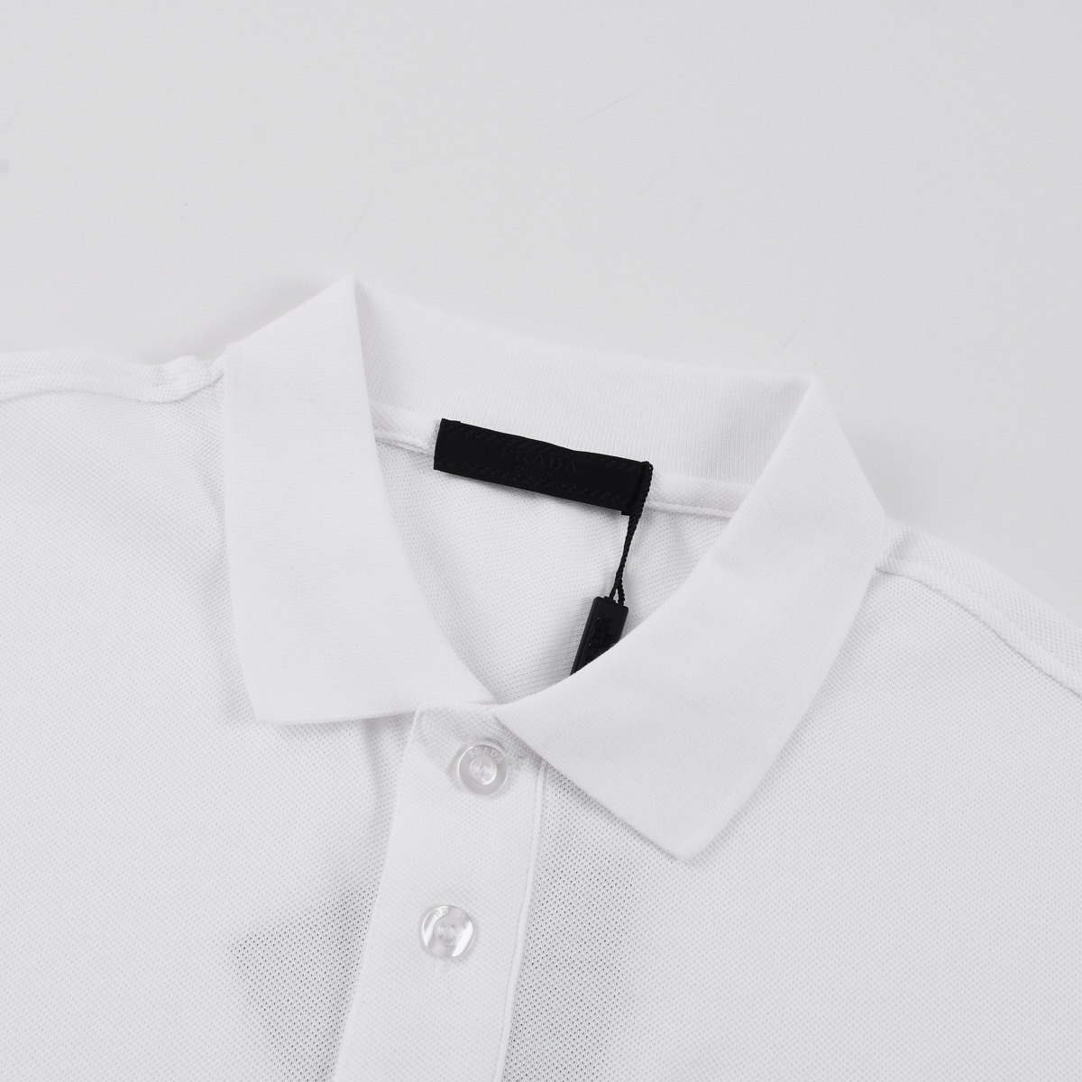 Prada/普拉达 24ss 经典三角标Polo短袖 胸前经典红色皮标字母logo-莆田鞋,莆田鞋货源,高仿鞋,高仿鞋货源,安福档口,莆田高仿鞋,莆田鞋批发,高仿鞋批发,莆田高仿运动鞋,高仿运动鞋,莆田运动鞋 Prada/普拉达 24ss 经典三角标Polo短袖 胸前经典红色皮标字母logo