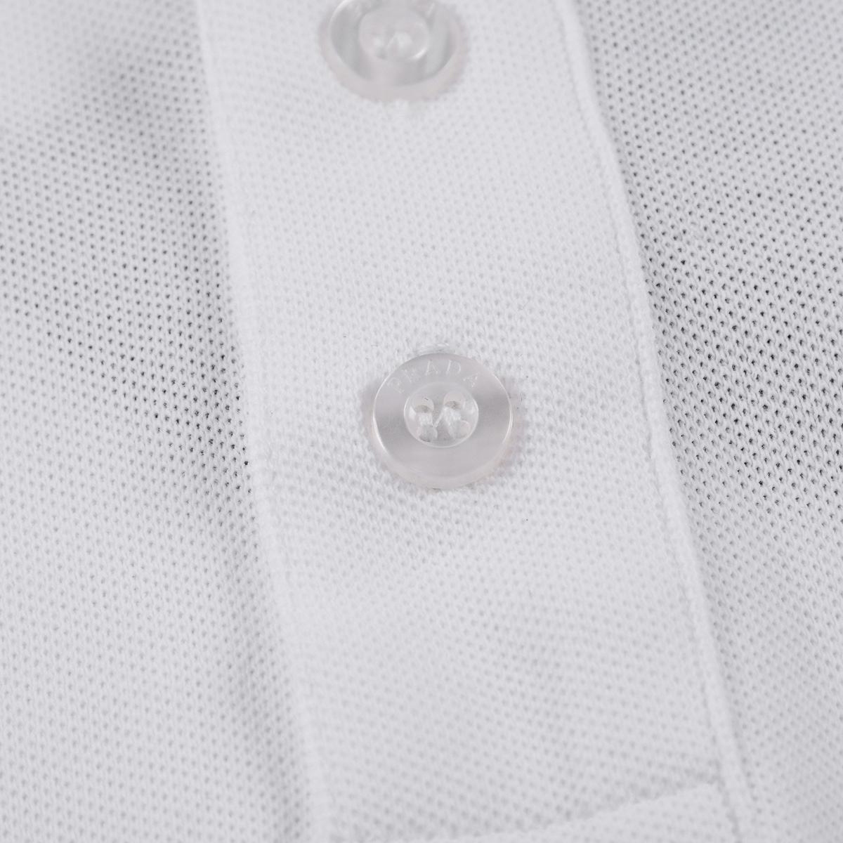 Prada/普拉达 24ss 经典三角标Polo短袖 胸前经典红色皮标字母logo-莆田鞋,莆田鞋货源,高仿鞋,高仿鞋货源,安福档口,莆田高仿鞋,莆田鞋批发,高仿鞋批发,莆田高仿运动鞋,高仿运动鞋,莆田运动鞋 Prada/普拉达 24ss 经典三角标Polo短袖 胸前经典红色皮标字母logo