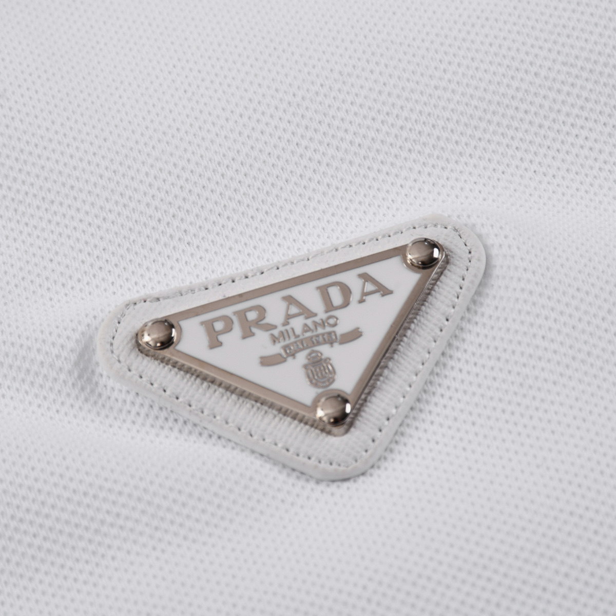 Prada/普拉达 24ss 经典三角标Polo短袖 胸前经典红色皮标字母logo-莆田鞋,莆田鞋货源,高仿鞋,高仿鞋货源,安福档口,莆田高仿鞋,莆田鞋批发,高仿鞋批发,莆田高仿运动鞋,高仿运动鞋,莆田运动鞋 Prada/普拉达 24ss 经典三角标Polo短袖 胸前经典红色皮标字母logo