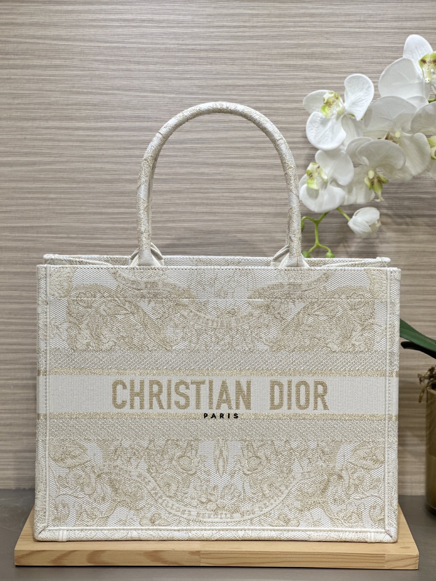 디올 Book Tote 36cm 화이트 자수 버터플라이 토트백 레플리카