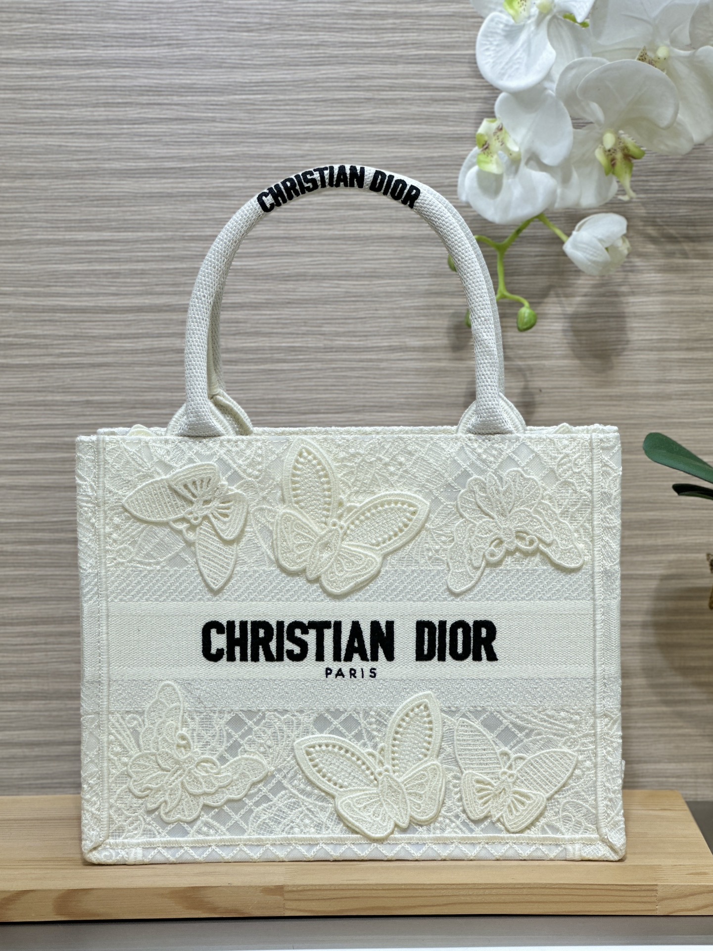 디올 Book Tote 26cm 화이트 자수 버터플라이 토트백 레플리카