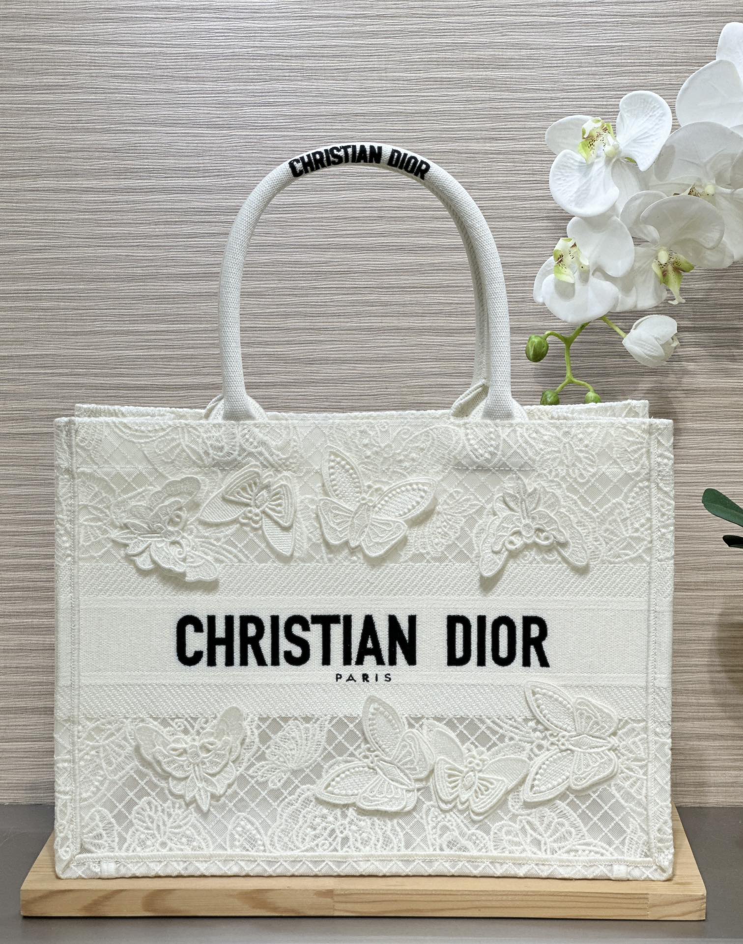 디올 Book Tote 36cm 화이트 자수 버터플라이 토트백 레플리카