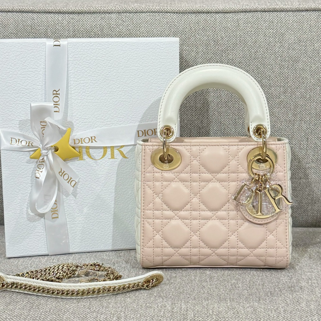 【CD-Lady17 Rouge Powder with Milk White】❣️ Pre-order the new CD pink and white double mix, full of girlish charm. Exquisite CD logo and Dior lucky charm pendant. Crafted from milk white and rouge pink sheepskin leather, featuring a classic and eye-catching lattice pattern with meticulous stitching, this fashionable and elegant design is timeless and adds a touch of liveliness to the exquisite silhouette. Comes with a chain shoulder strap that can be worn crossbody, on the shoulder, or carried by hand, creating a very flattering look. Size: 17*15*7cm. image 1