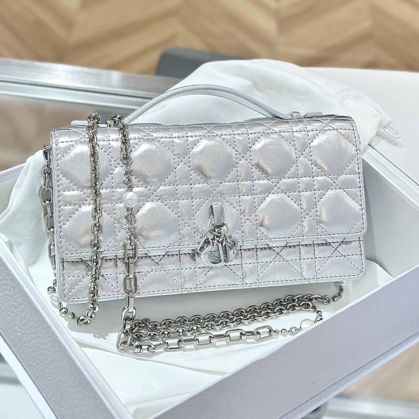 디올 Lady Dior 실버 양가죽 백 레플리카