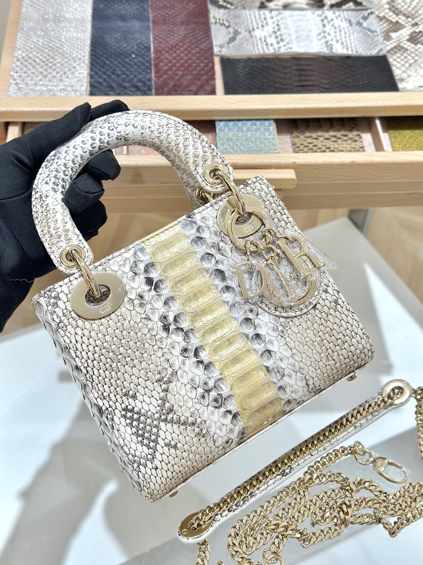 디올 Lady Dior 17cm 화이트 뱀피 백 레플리카