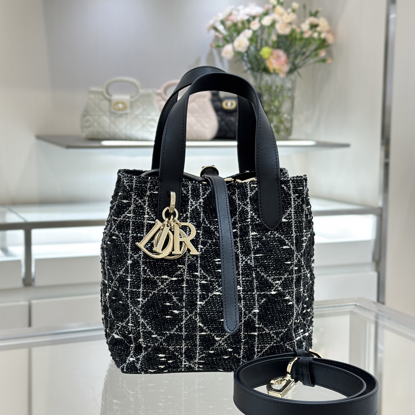 디올 Toujours 18.5cm 블랙 소가죽 까나쥬 토트백 레플리카