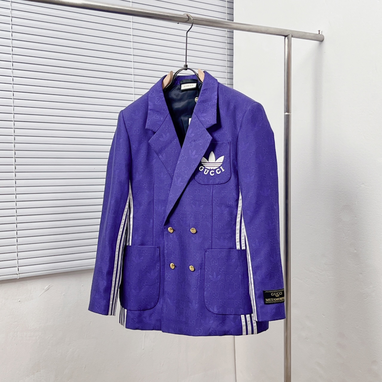 P300 GUCC*/Gucci chaqueta de traje con jacquard de logo trébol, edición conjunta con adidas. Tallas: 48, 50, 52, 54, 56…