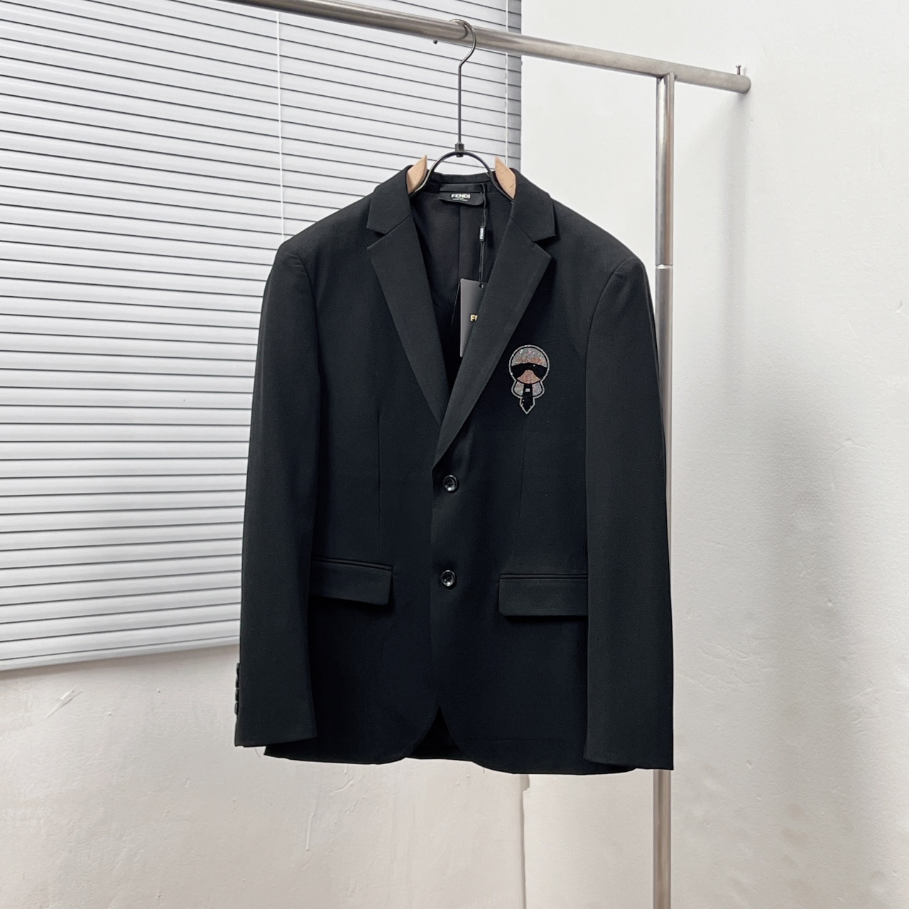 P280 Fen D*/Fendi, chaqueta icónica con cabeza pequeña y pedrería termoadhesiva. Tallas: 48, 50, 52, 54, 56, 58