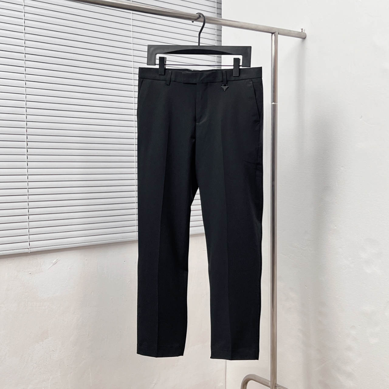 P170 PRAD*/Prada pantalón con cuello triangular y accesorios Talla: 30.31.32.33.34.36.38