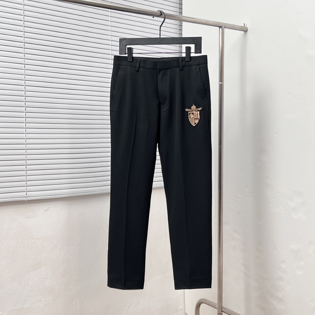 P170 Fen D*/芬迪 FF Club insignia pantalones. Tallas: 29.30.31.32.33.34.36
